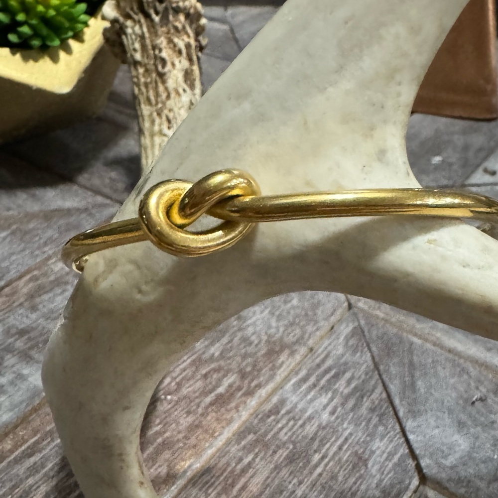 Gold Love knot adjustable bracelet